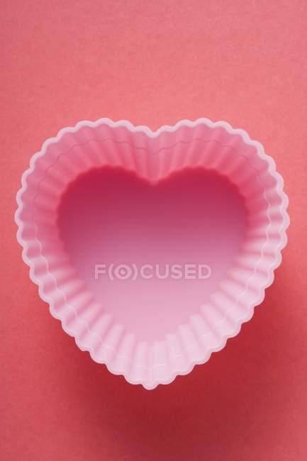 Closeup top view of heart-shaped baking dish — Stock Photo