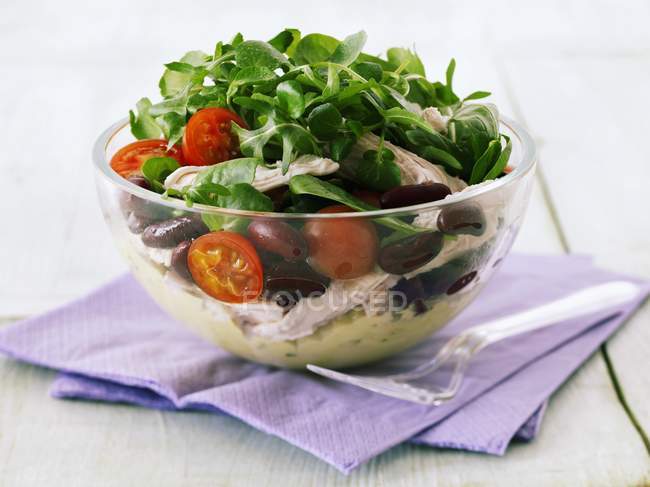 Rocket salad with chicken, tomatoes and kidney beans in glass bowl — Stock Photo