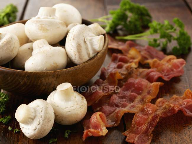Vue rapprochée des champignons au bacon frit et aux herbes — Photo de stock