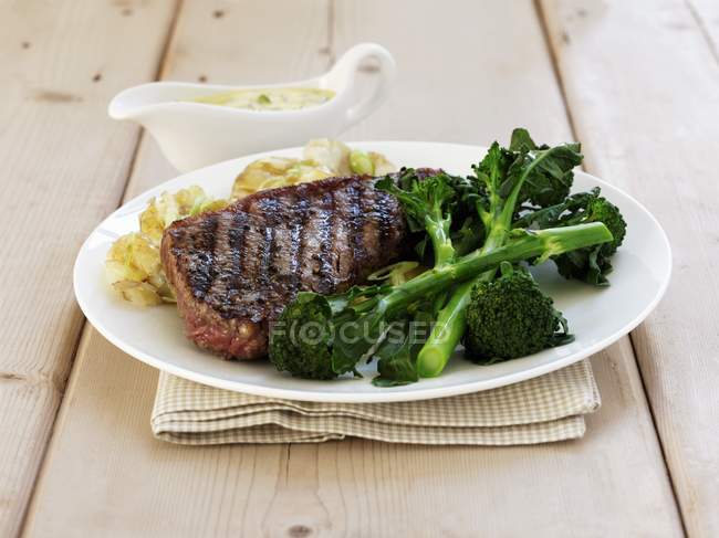 Beef steak with broccoli — Stock Photo