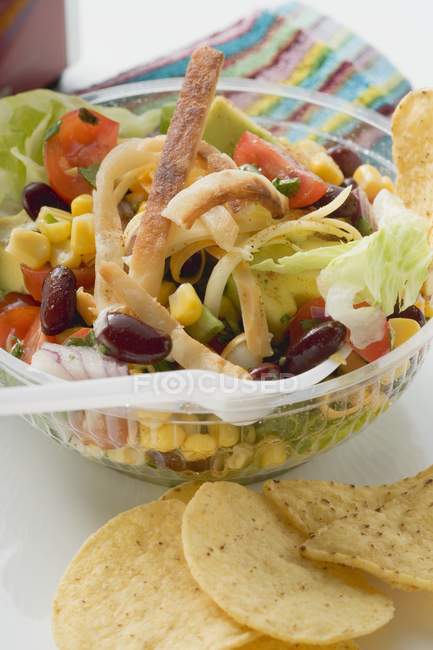 Mexikanischer Salat mit Tortilla-Chips zum Mitnehmen im Karton — Stockfoto