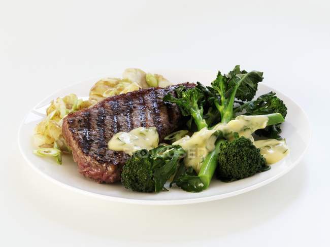 Beef steak with broccoli — Stock Photo