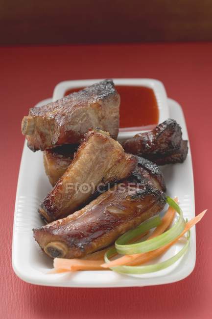 Costillas de cerdo fritas crujientes - foto de stock