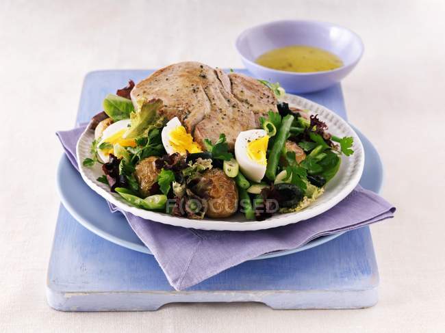 Salade nioise con atún - foto de stock