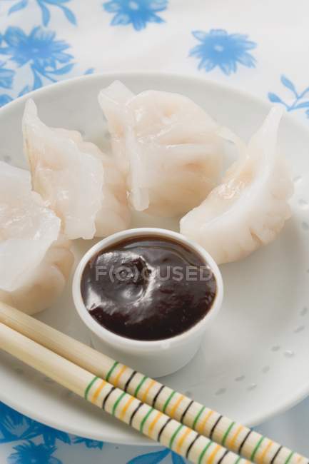 Dim sum with dip on plate — Stock Photo