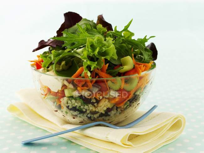 Пшеничний салат з квасолею — стокове фото