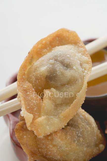 Deep-fried dim sum on chopsticks — Stock Photo