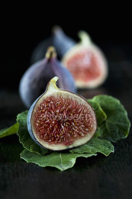 Fresh figs and fig leaves — Stock Photo