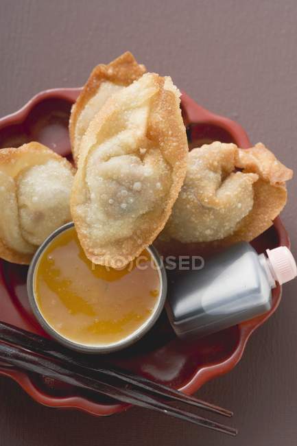 Vista close-up de Dim Sum frito com dois molhos — Fotografia de Stock