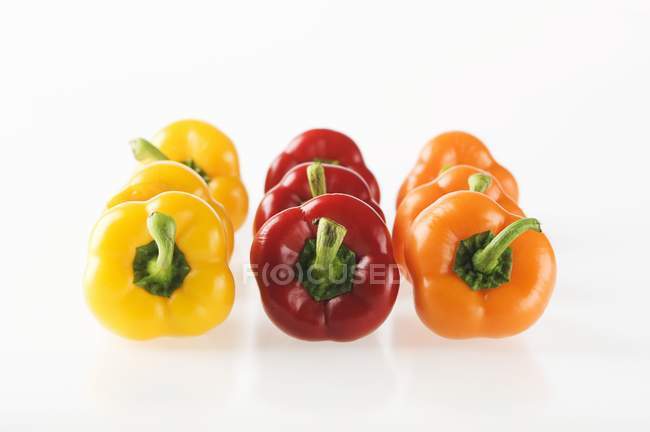 Rosso con peperoni gialli e arancioni — Foto stock