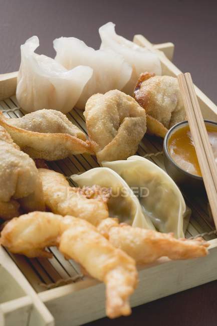 Vista close-up de aperitivos de frutos do mar asiáticos na bandeja — Fotografia de Stock