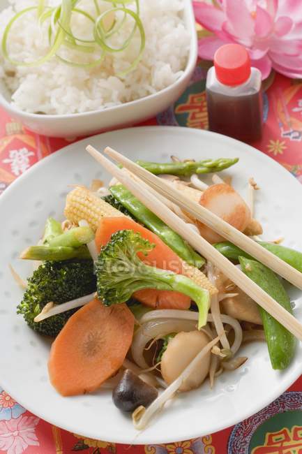 Смажені овочі з рисом — стокове фото