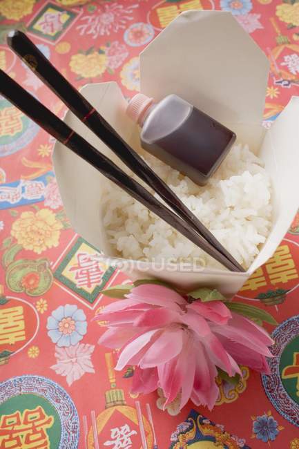 Рис и палочки в контейнере для еды на вынос — стоковое фото