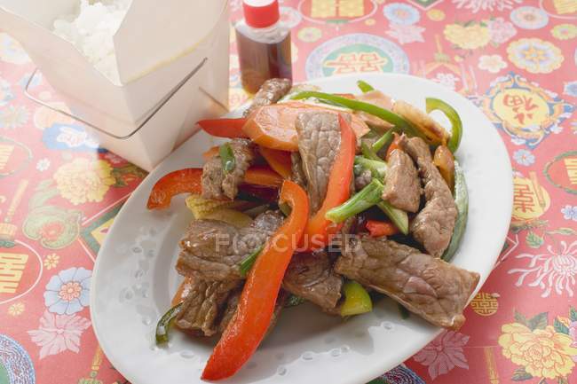 Stir-fried beef and rice — Stock Photo
