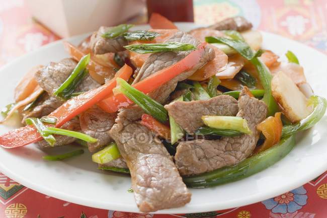 Carne de vaca frita com verduras — Fotografia de Stock