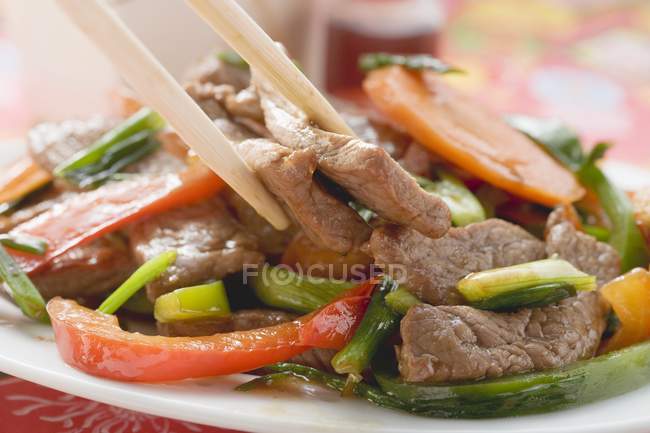 Stir-fried beef with vegetables — Stock Photo