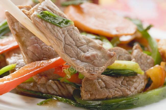 Gebratenes Rindfleisch mit Gemüse umrühren — Stockfoto