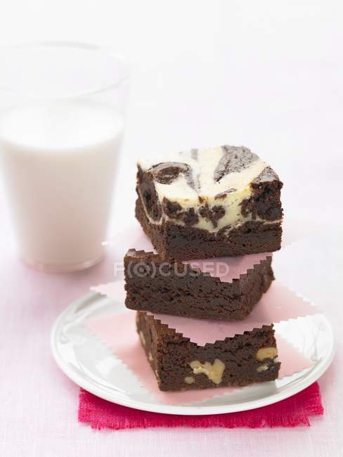 Pilha de brownies e copo de leite — Fotografia de Stock