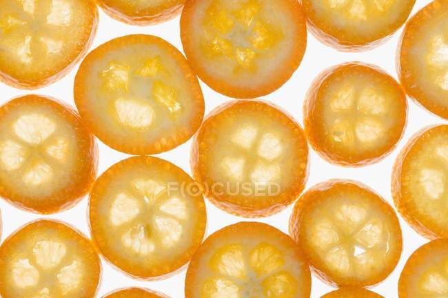 Muchas rodajas de kumquat - foto de stock