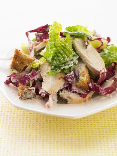 Vista ravvicinata dell'insalata Cesare con pollo sul piatto — Foto stock