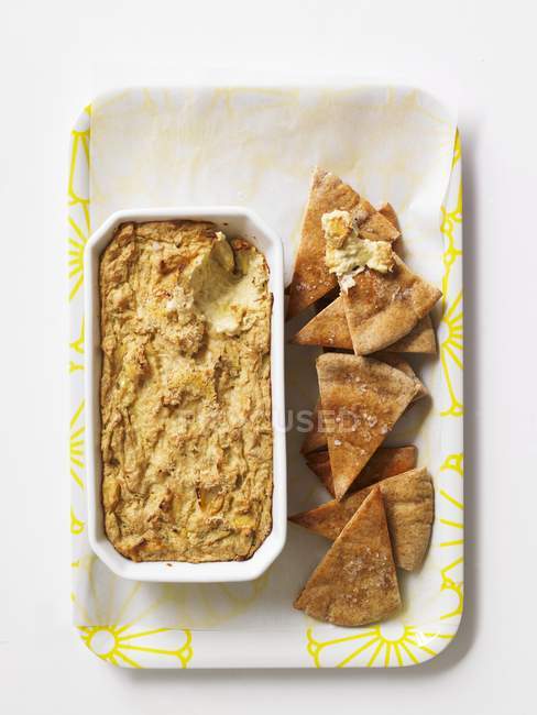 Trempette d'artichaut avec du pain — Photo de stock