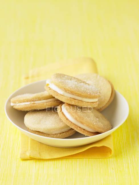 Кремовое лимонное печенье — стоковое фото