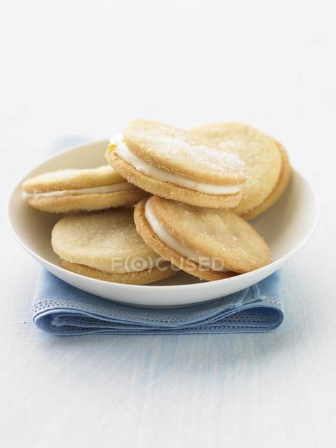 Cream-filled lemon biscuits — Stock Photo