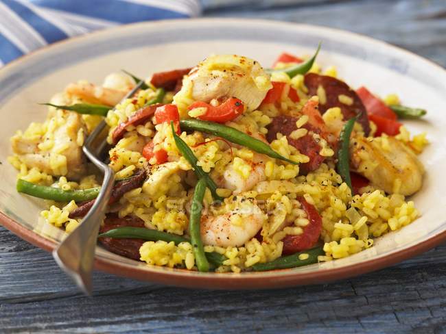Vue rapprochée de Paella aux crevettes, riz, légumes et épices — Photo de stock