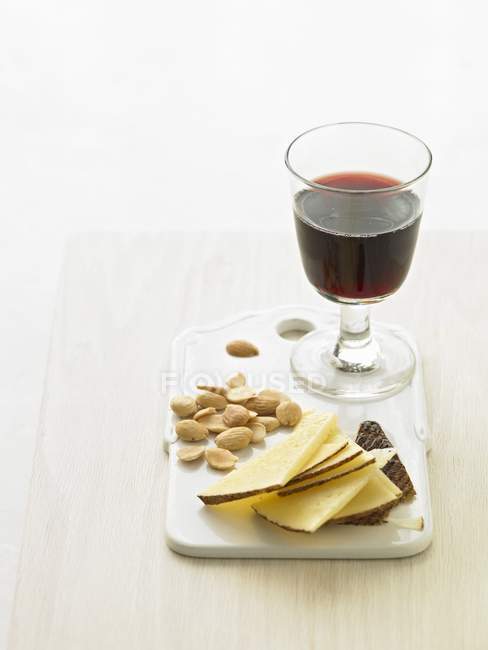 Formaggio e vino rosso — Foto stock