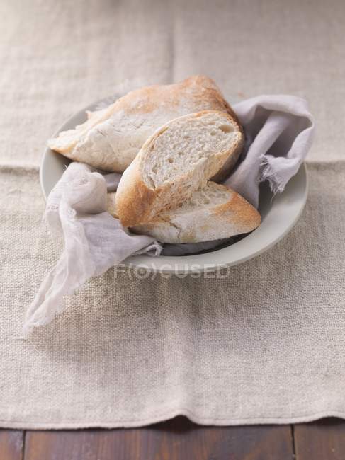 Pièces de pain blanc sur assiette — Photo de stock