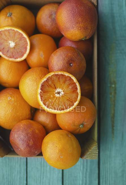 Свежие апельсины — стоковое фото
