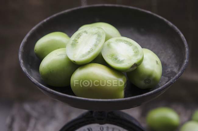 Tomates verdes en escamas antiguas - foto de stock