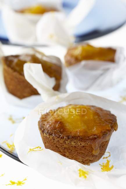 Muffin avvolti nella carta — Foto stock