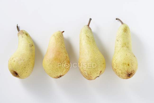 Quatre poires jaunes — Photo de stock