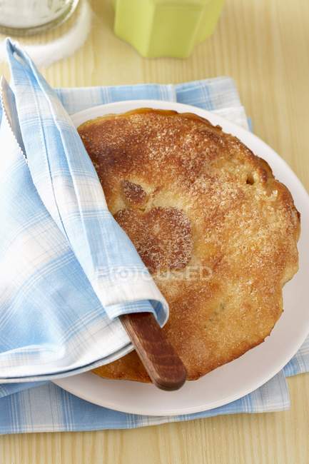 Свіжоспечений яблучний пиріг — стокове фото