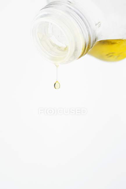 Olivenöl tropft aus einer Flasche — Stockfoto