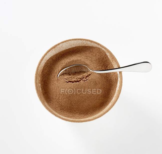 Какао-порошок у мисці — стокове фото