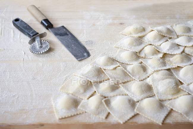Pasta fresca fatta in casa ravioli — Foto stock