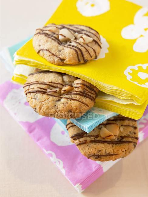 Kekse zwischen Papier — Stockfoto