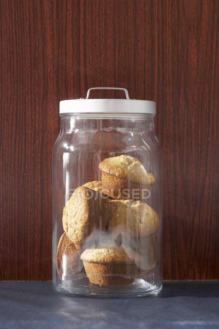 Muesli muffins em jarra de armazenamento — Fotografia de Stock