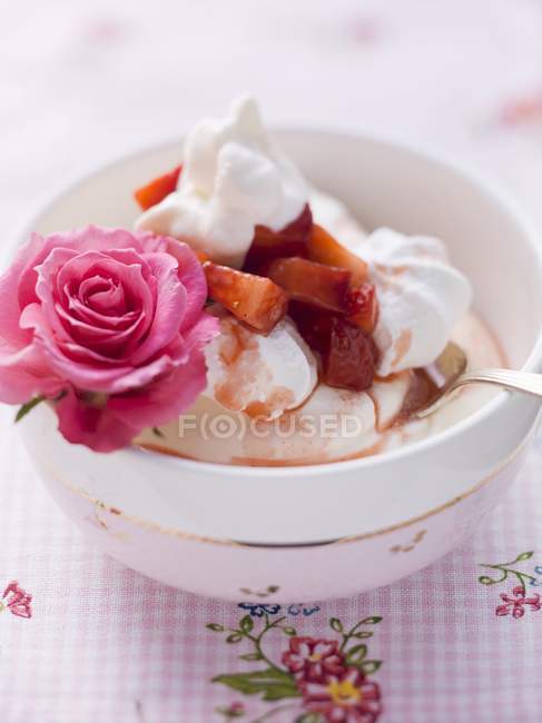 Quark with meringues and strawberries — Stock Photo