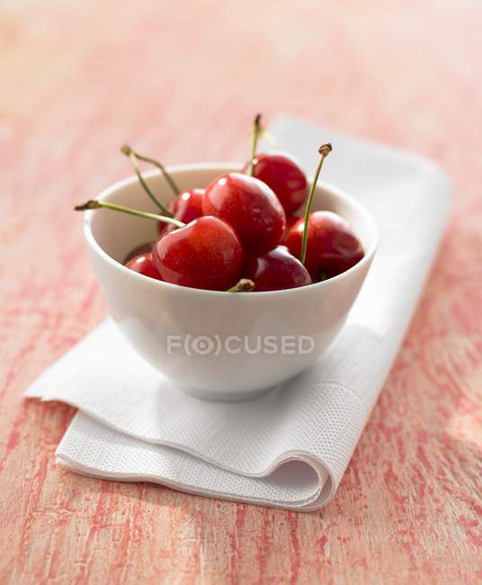 Свежие вишни в миске — стоковое фото