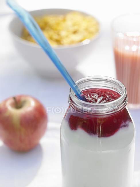 Органічний йогурт у склянці — стокове фото
