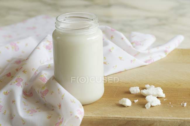 Primo piano vista di grasso di cocco in un vaso con panno su tavola di legno — Foto stock