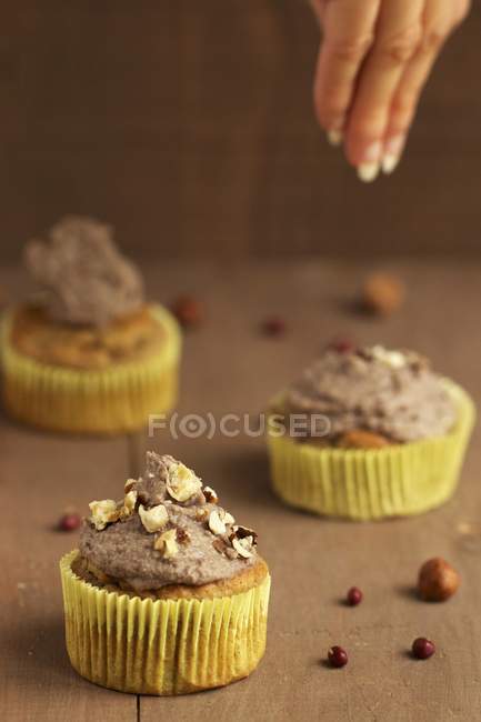 Cupcakes mit süßer Bohnencreme verziert — Stockfoto