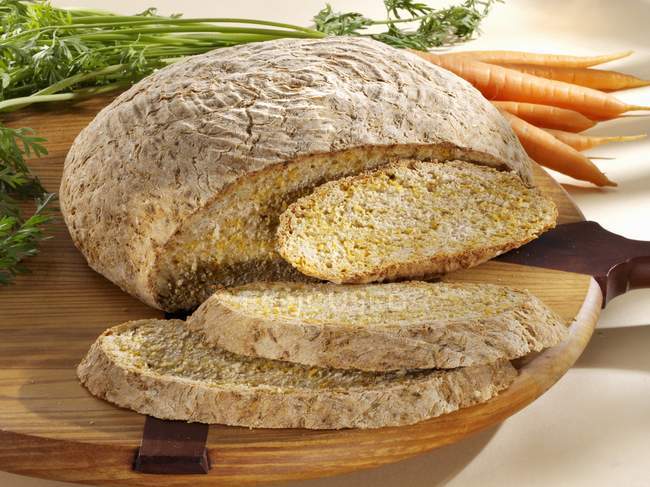 Pão de cenoura e gergelim — Fotografia de Stock