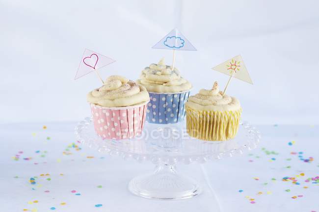 Cupcake alla vaniglia su rack — Foto stock