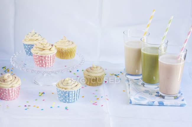 Smoothies and cupcakes for party — Stock Photo
