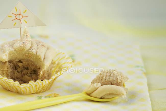 Cupcake de vainilla vegana - foto de stock