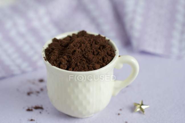 Closeup view of grape seed powder in white cup — Stock Photo